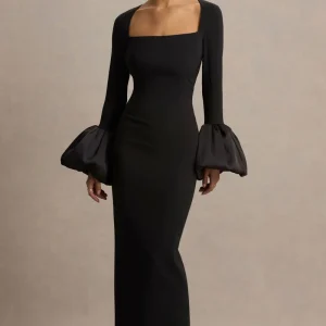 Retreat | Vestido largo negro con escote cuadrado y mangas campana de satén