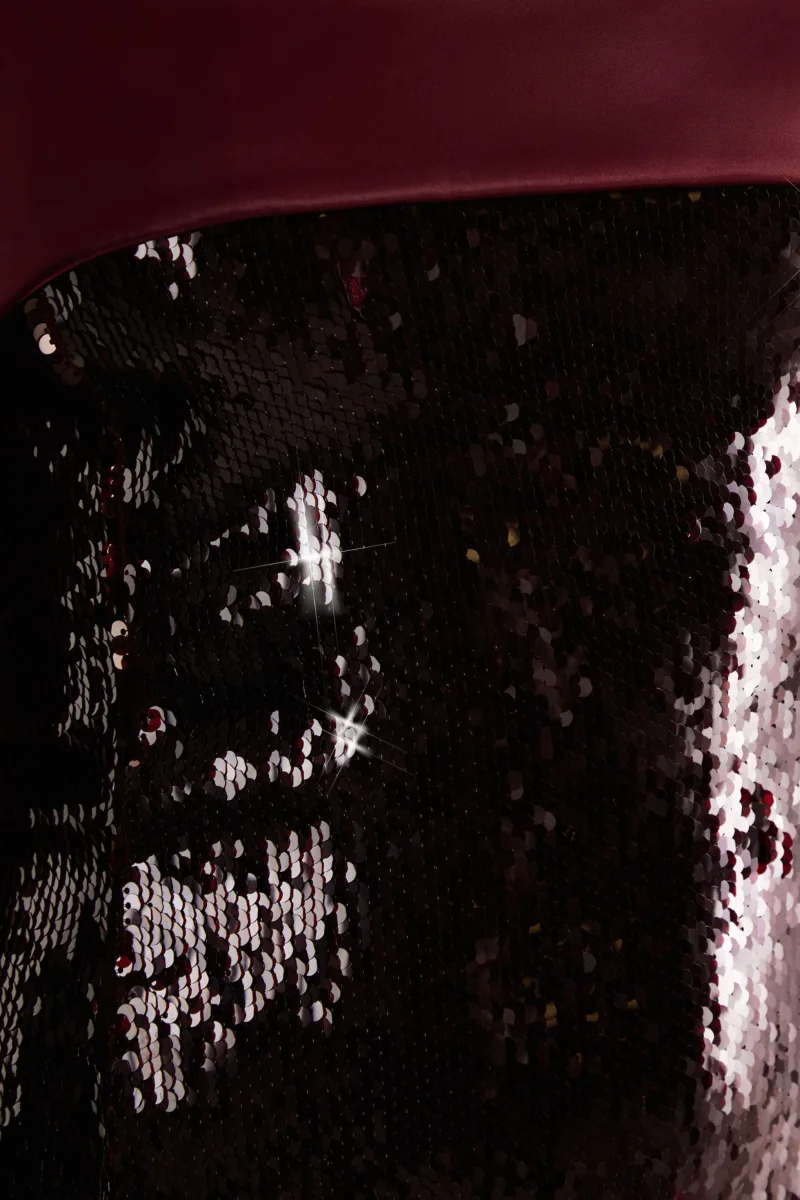 Casandra | Vestido Corto bandeau con lentejuelas burdeos y ribete de satén - Imagen 7