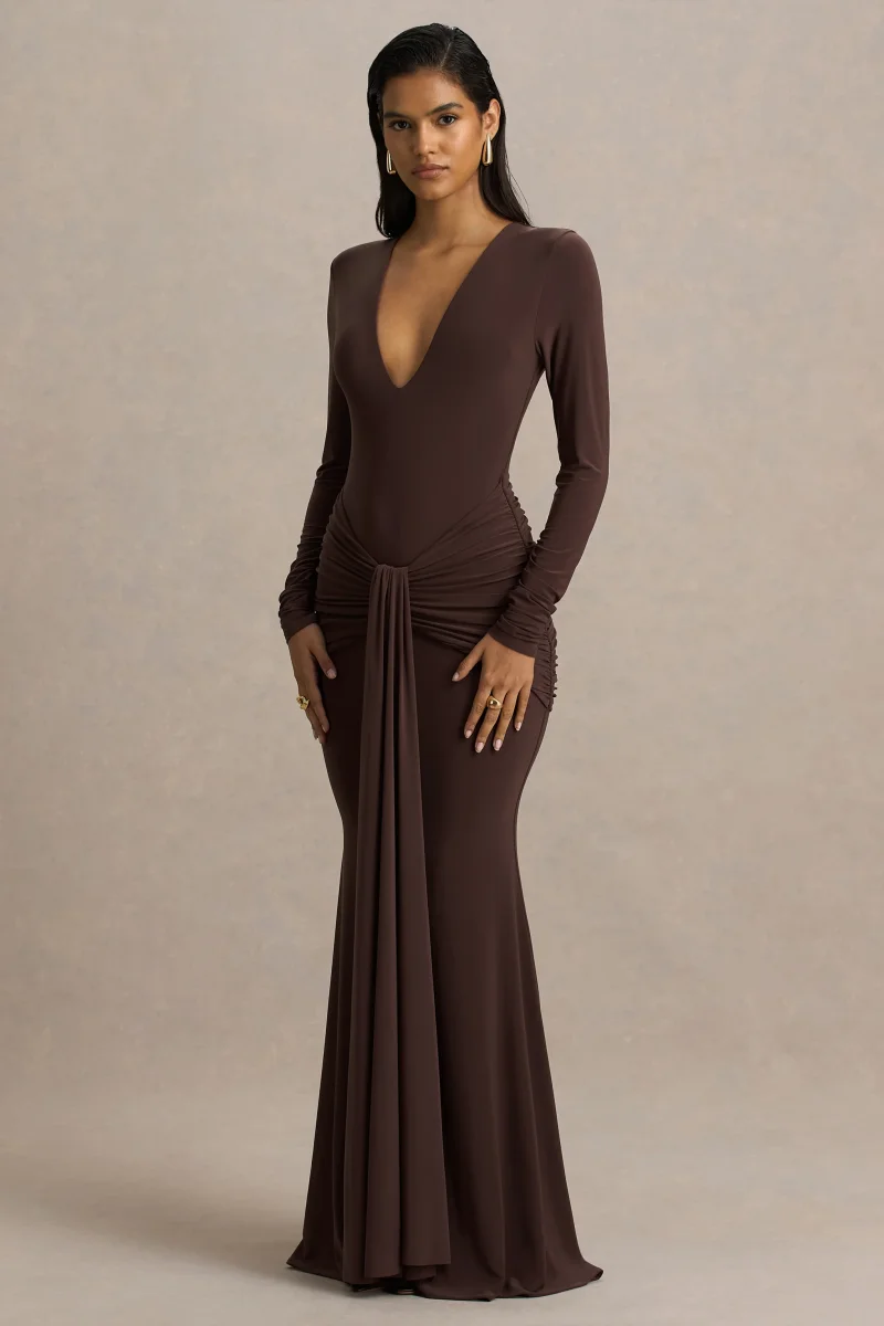 Saffie | Vestido Largo Chocolate De Escote Profundo Con Mangas Largas Y Detalles Fruncidos - Imagen 5