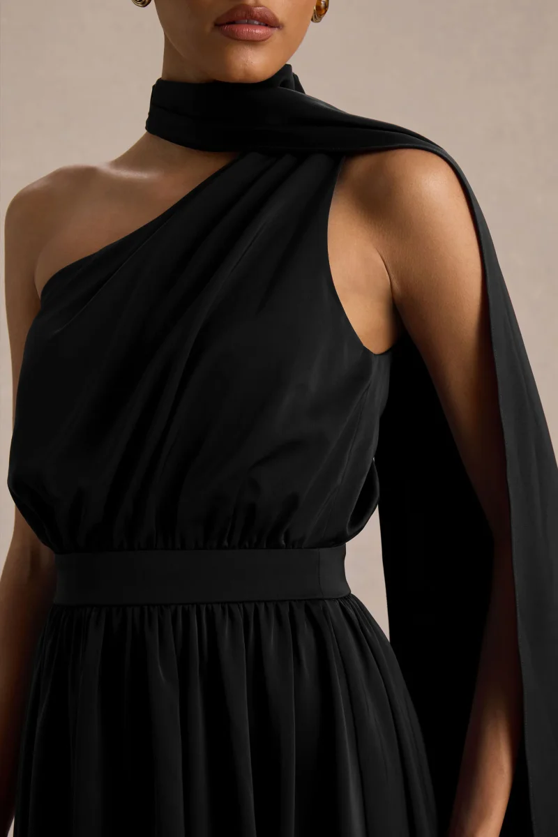 Caluna | Vestido Midi de satén negro con escote asimétrico y detalle tipo bufanda - Imagen 6