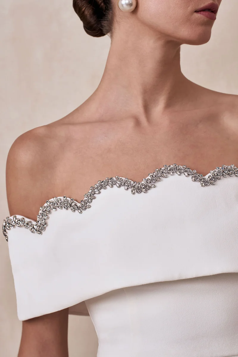 Norella | Vestido Corto Blanco de Escote Bardot Festoneado - Imagen 8