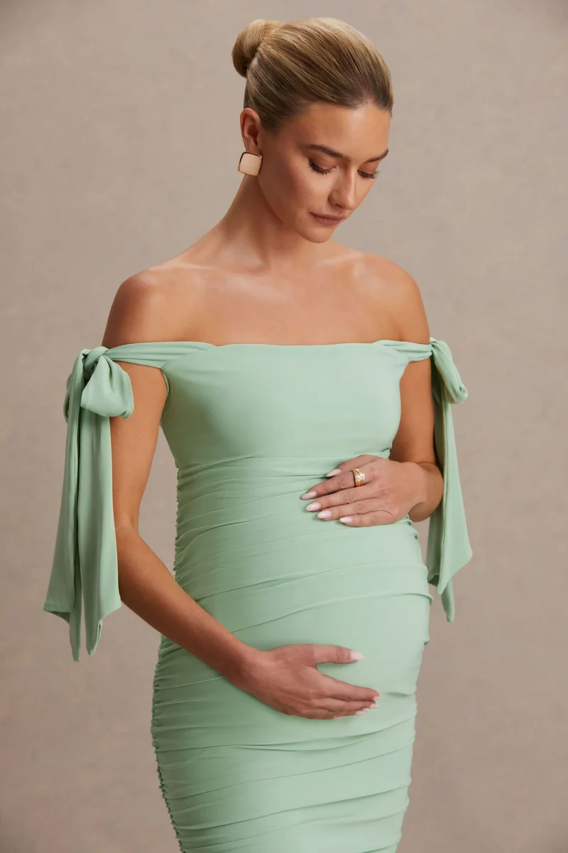 Chandelier | Vestido Midi premamá en verde Claro con Escote Bardot y Detalles de Lazo - Imagen 7