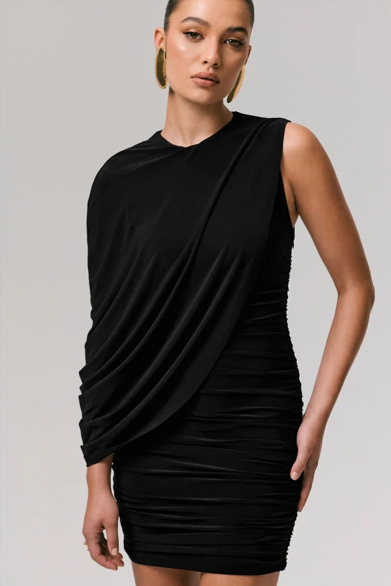 Fortuna | Vestido negro corto y una manga larga tipo capa - Imagen 6