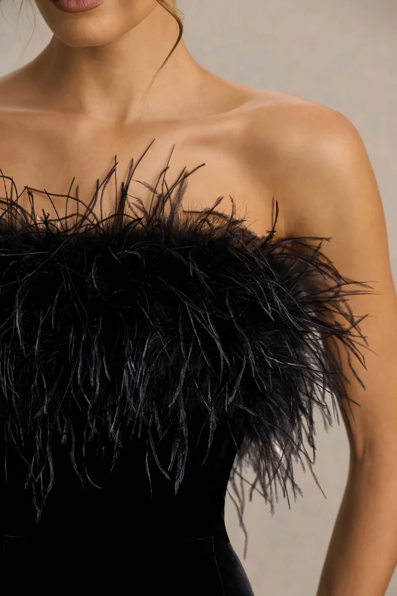 Arella | Vestido Largo de terciopelo negro con escote bandeau y ribete de plumas - Imagen 4