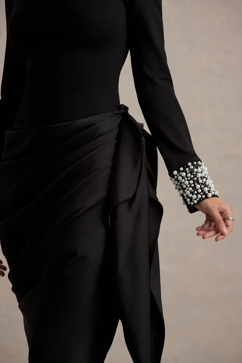 Luanna | Vestido Midi Negro de Satén con Mangas Largas y Falda Drapada - Imagen 7