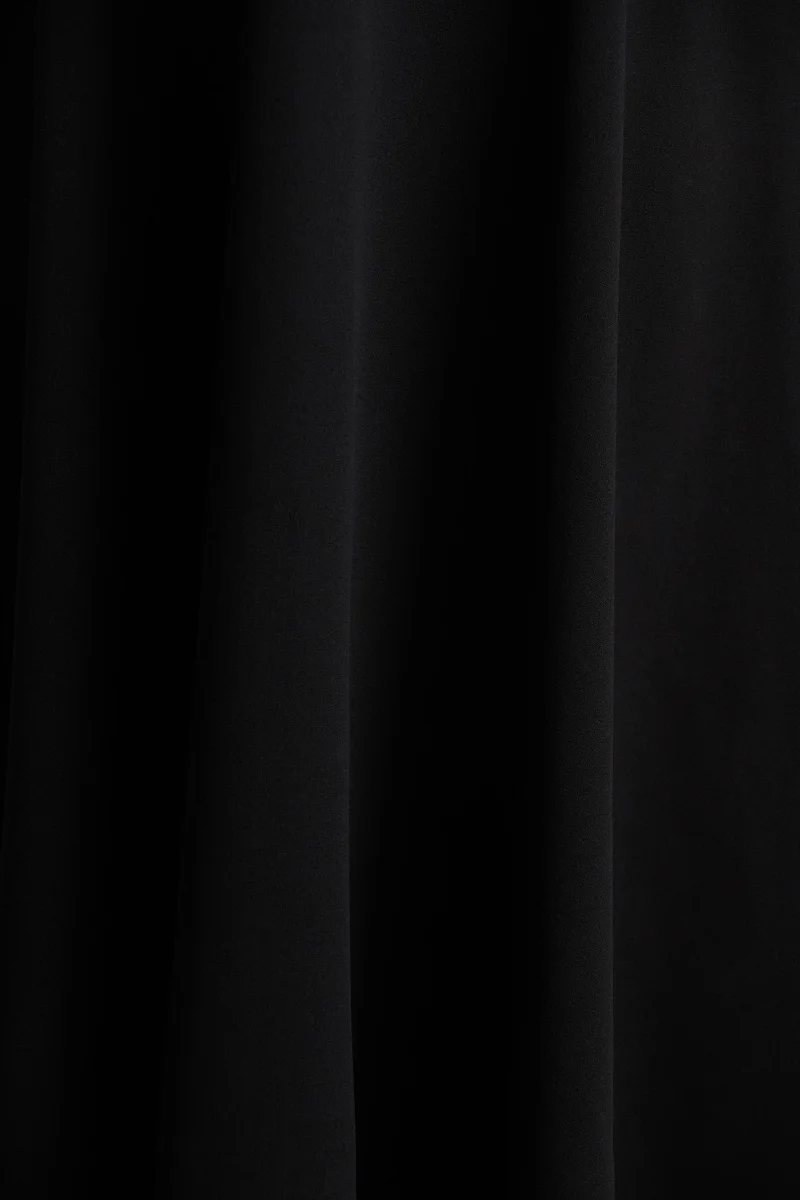 Andromeda | Vestido Midi Negro Sweetheart - Imagen 7