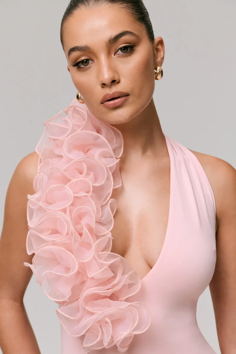 Harriet | Vestido largo rosa con escote pronunciado y detalle floral lateral - Imagen 7