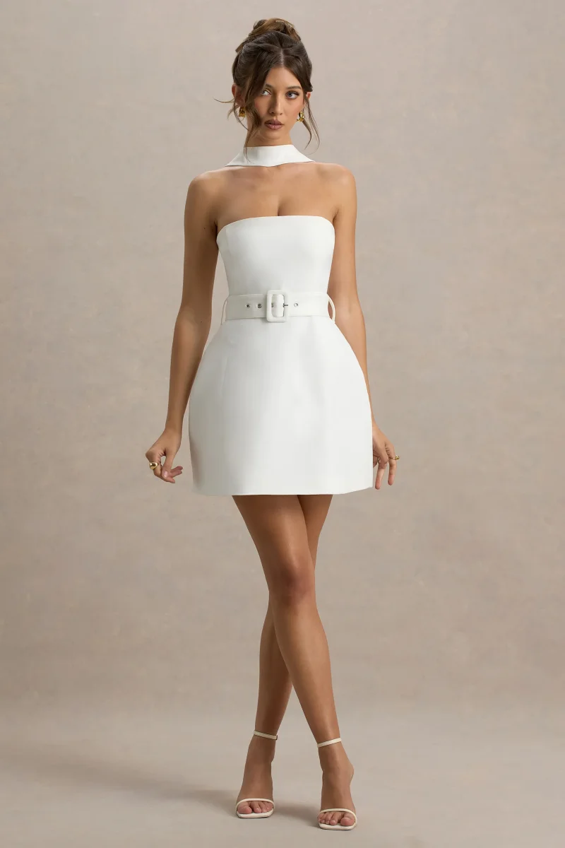 Timberly | Vestido corto blanco con escote bandeau y detalle de cinturón y choker - Imagen 5