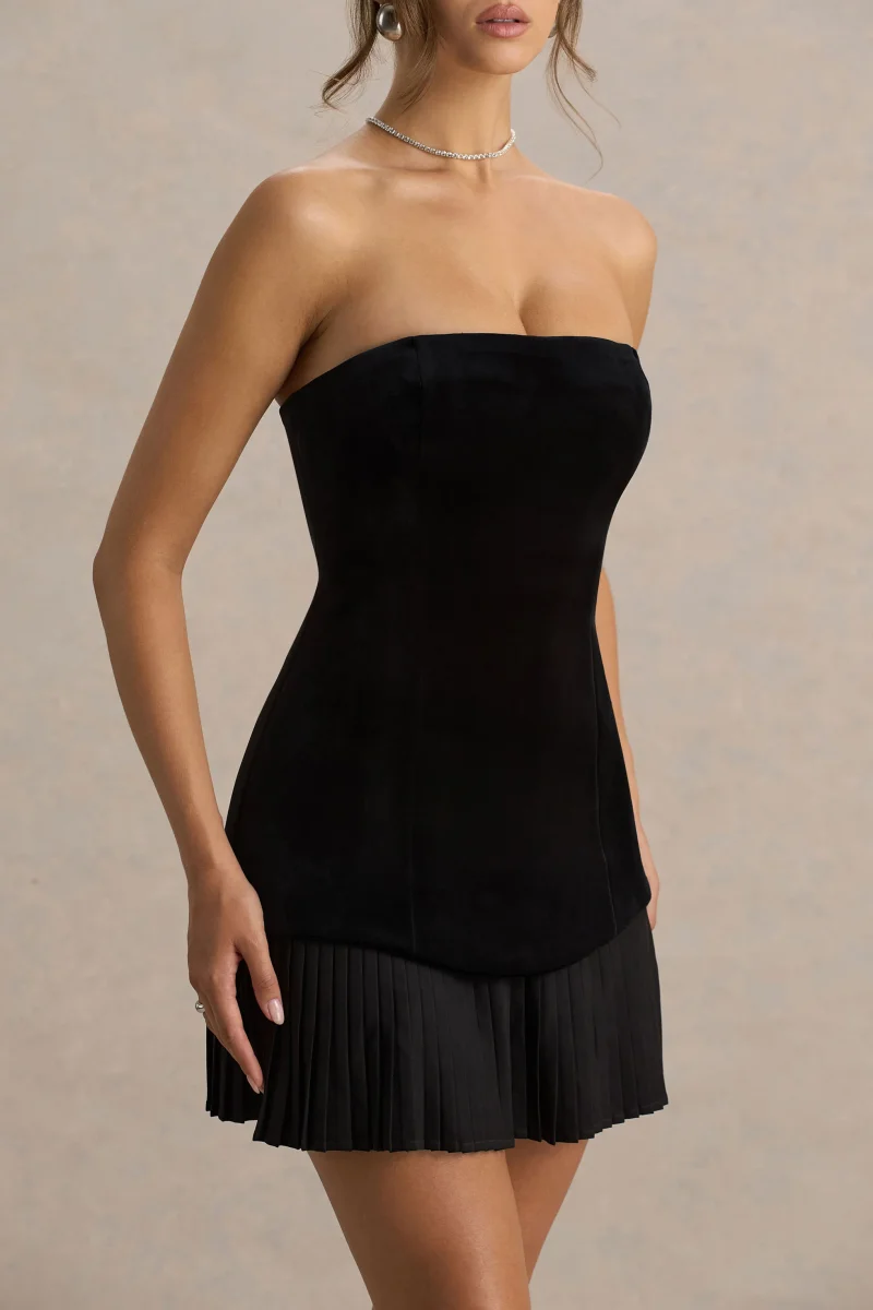 Valentina | Vestido corto de terciopelo negro con escote bandeau y falda plisada - Imagen 4