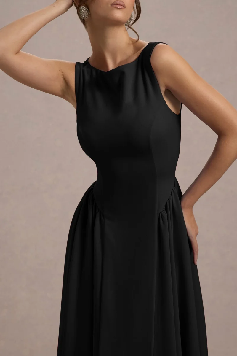 Muriel | Vestido midi negro con escote barco y bajo con volumen - Imagen 6