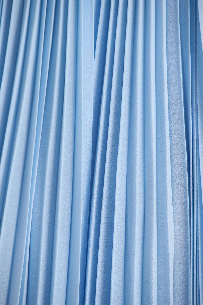 Reyna | Vestido largo azul bebé de gasa plisada con detalle de capa - Imagen 6
