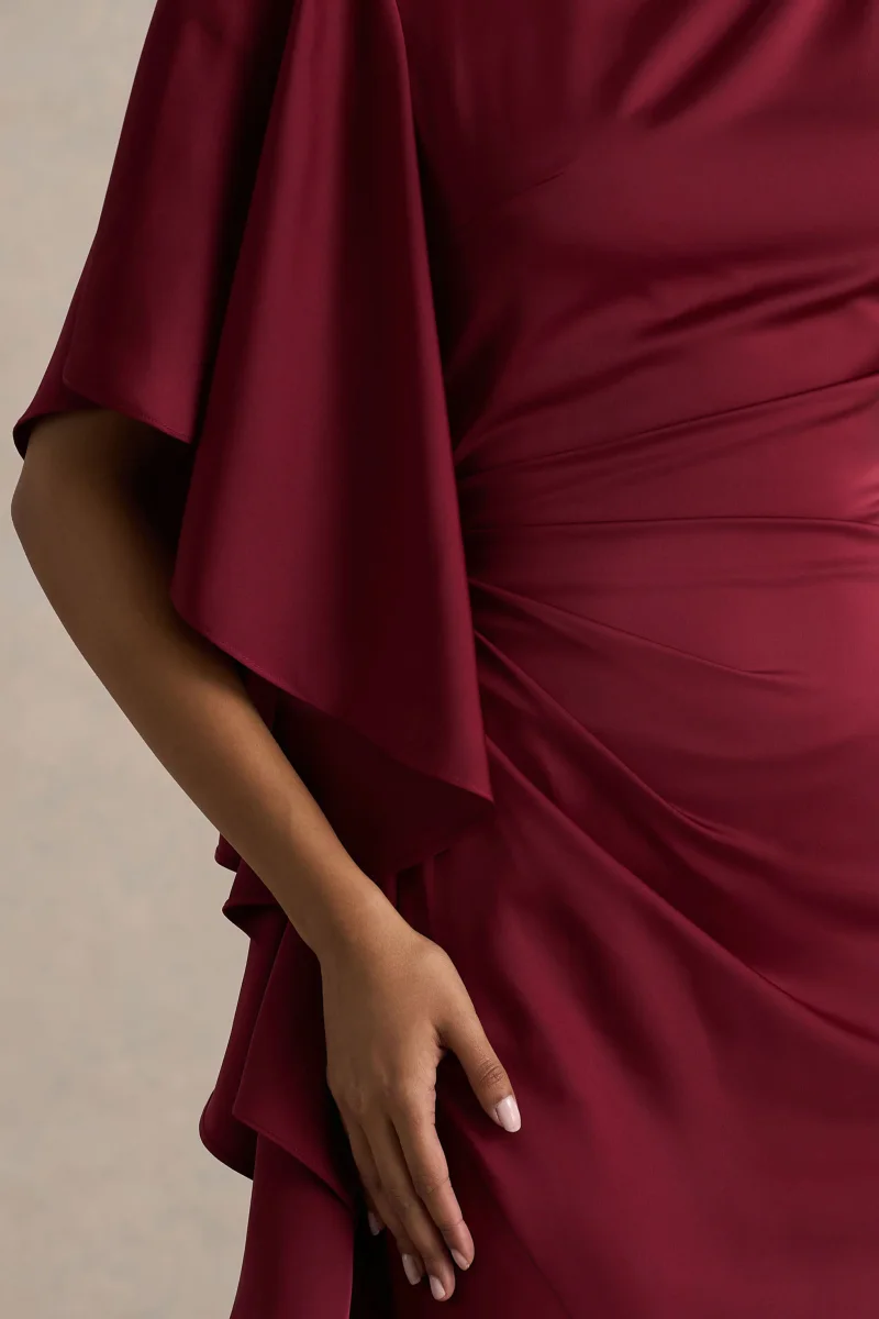 Freya | Vestido Largo De Satén Burdeos Con Cuello Alto y Detalle Fruncido - Imagen 4