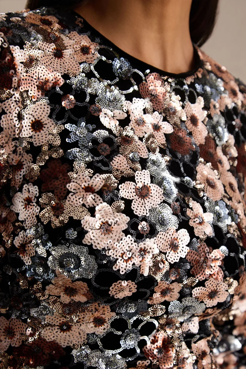 Adaline | Vestido corto de manga larga de terciopelo negro con lentejuelas y flores - Imagen 7