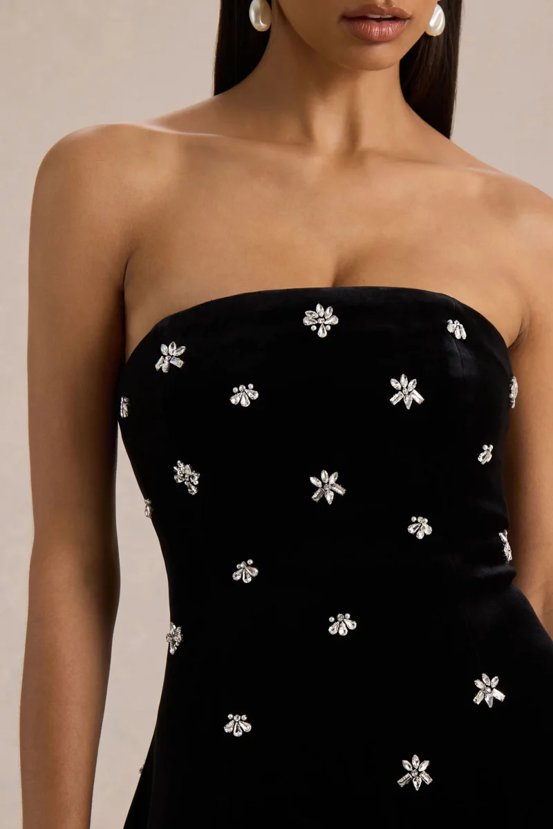 Tessa | Vestido corto negro de terciopelo con escote bandeau ornamentado - Imagen 4
