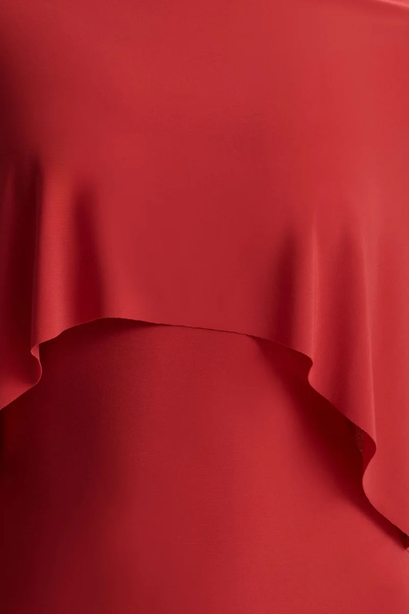 Kalani | Vestido Midi Rojo con Cuello Redondo y Mangas Tipo Capa - Imagen 7
