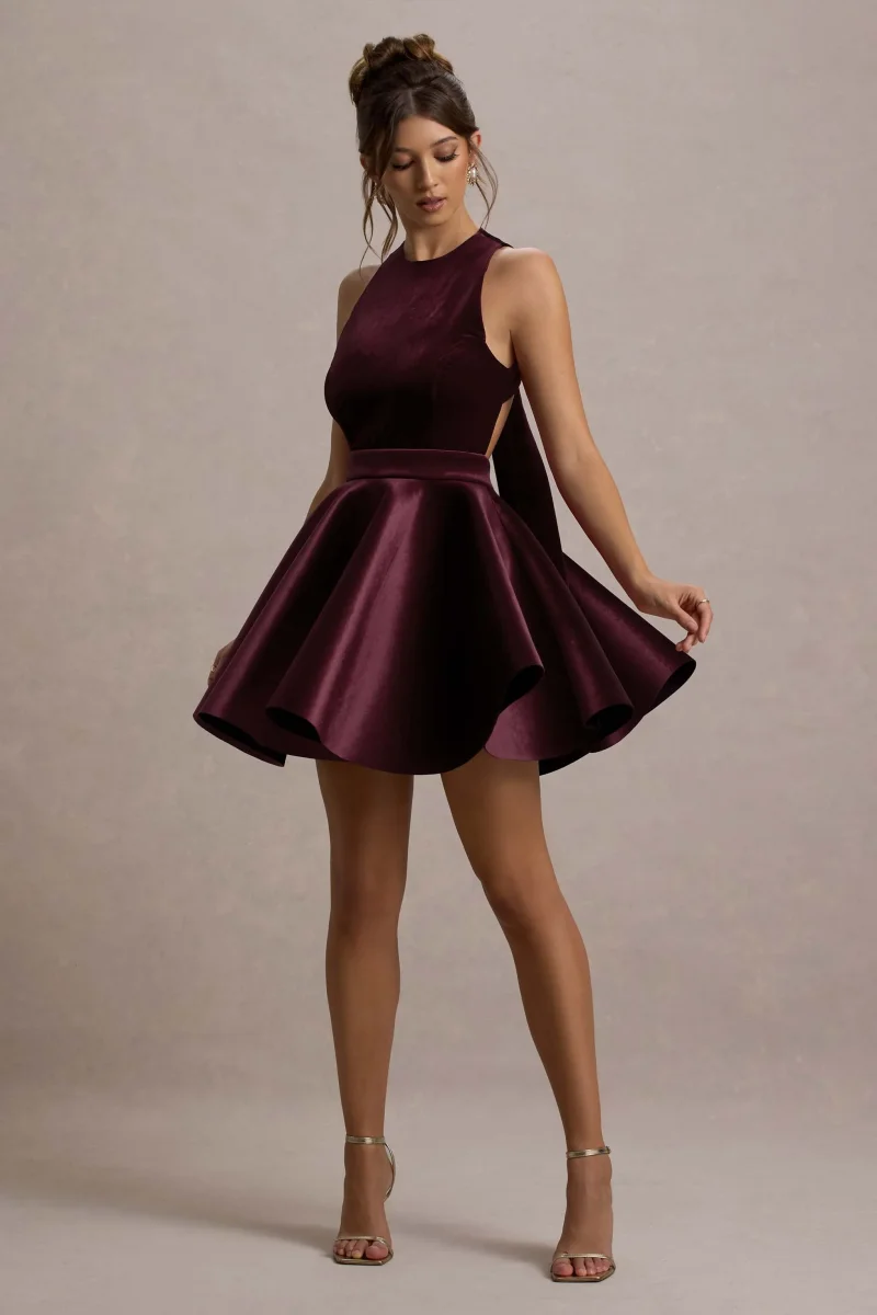 Mackie | Vestido corto de terciopelo con espalda al aire y falda de vuelo en color burdeos - Imagen 5