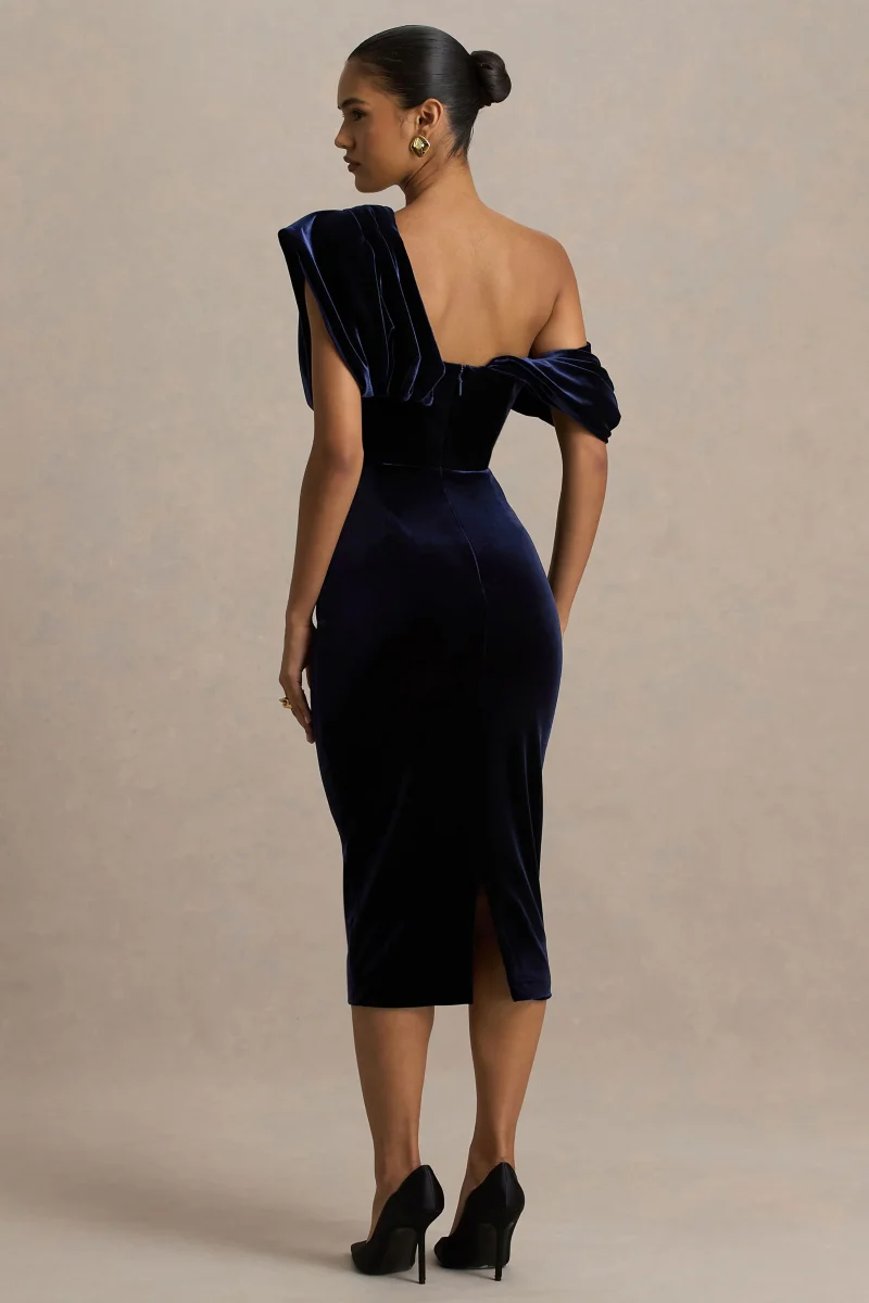High End | Vestido midi de terciopelo azul marino con escote asimétrico drapeado - Imagen 3