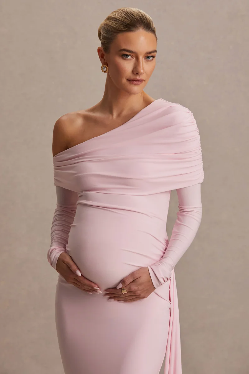 Amara | Vestido Largo Premamá Rosa Empolvado con Escote Asimétrico y Detalle de Fajín - Imagen 4