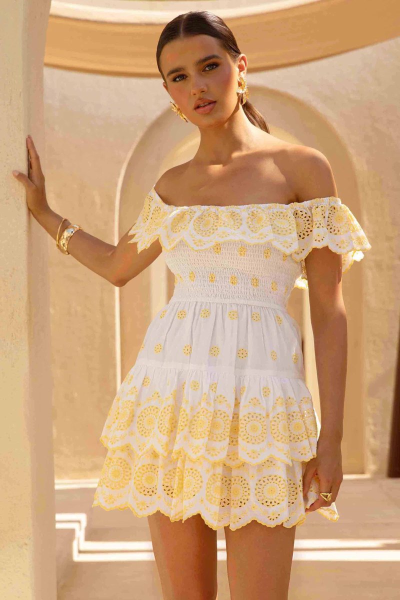 Andrea | Vestido Corto Bardot en Limón y Blanco con Volantes de Encaje Bordado - Imagen 6