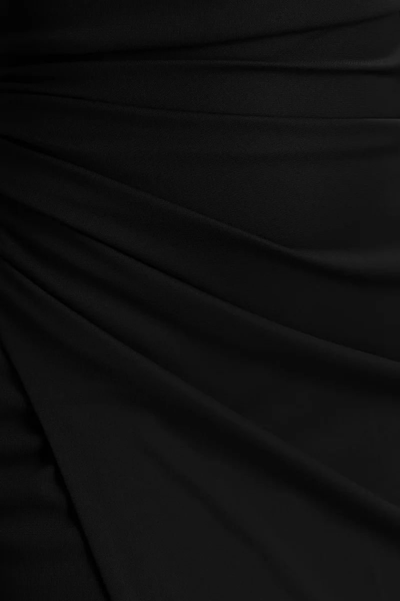 Lola | Vestido largo asimétrico Negro con detalles fruncidos y abertura frontal alta - Imagen 7