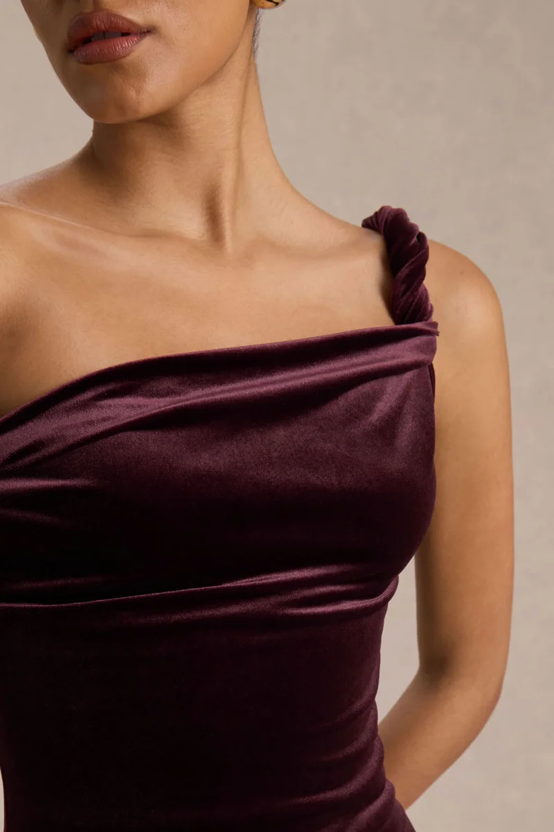 Carella | Vestido Midi Asimétrico de Terciopelo Burdeos con Detalle Retorcido - Imagen 5