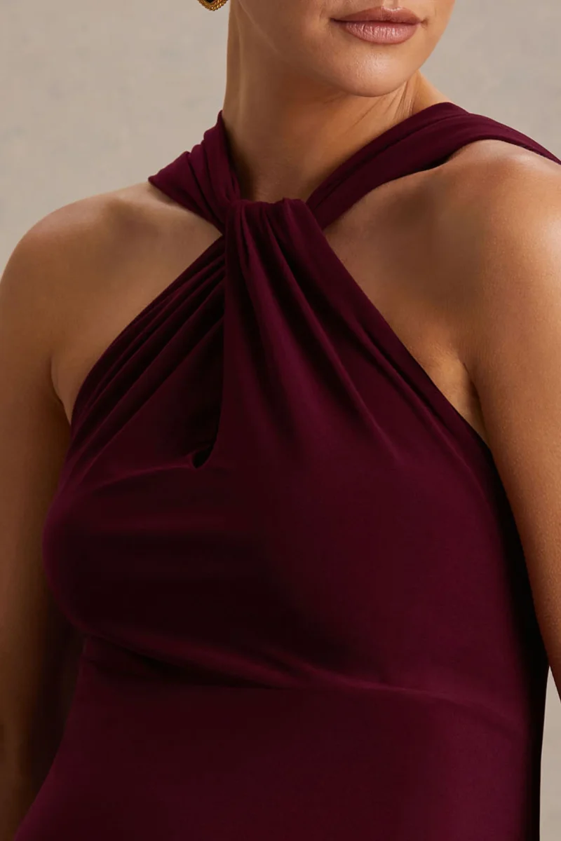 Lyra | Vestido Largo burdeos con cuello halter cruzado y capa - Imagen 4