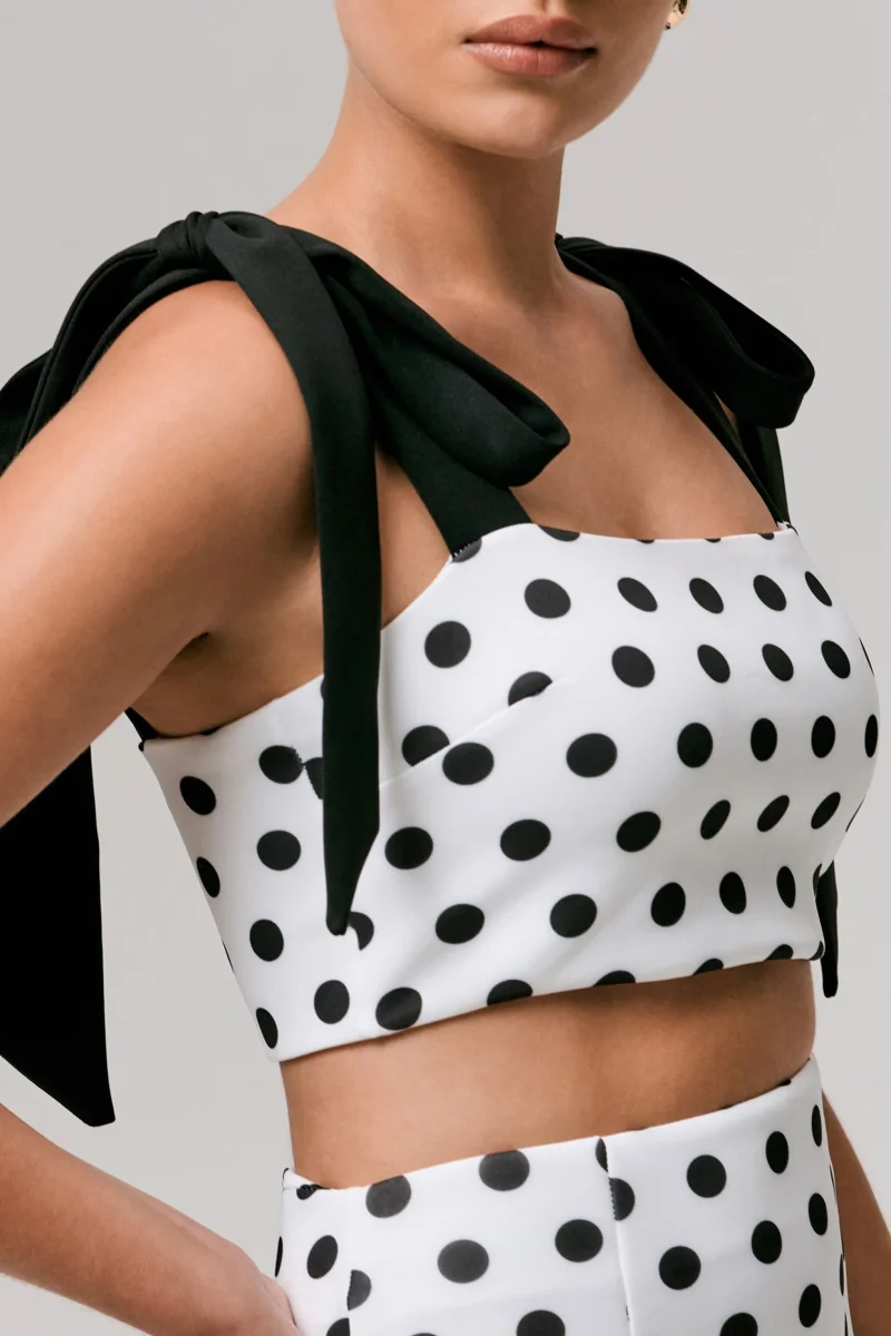 Phoebe | Top corto de lunares y tirantes negros con lazada - Imagen 5