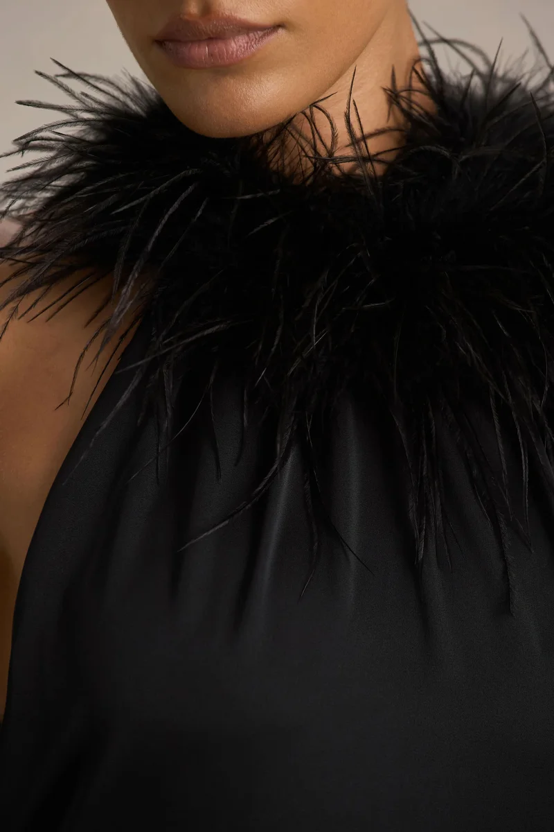 Jemima | Vestido largo de satén negro con cuello halter y detalle de plumas - Imagen 4