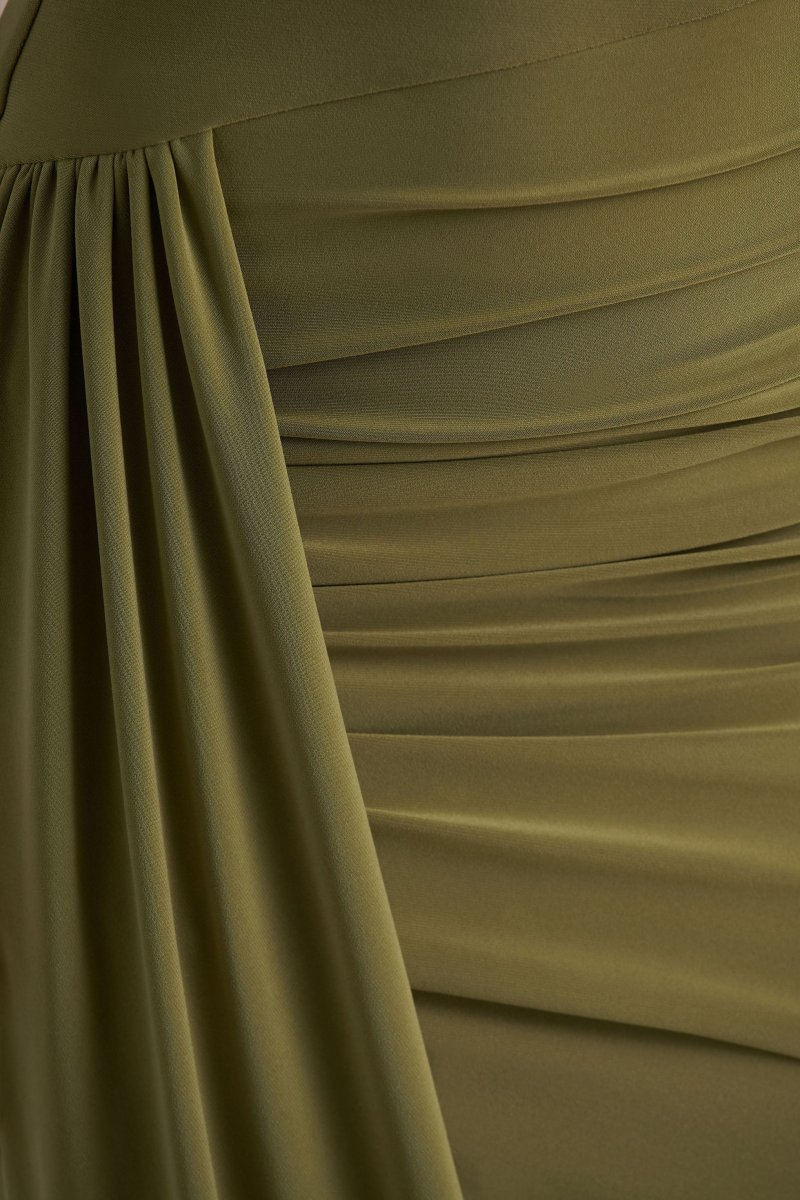Enchant | Vestido Midi Verde Oliva Con Cuello Alto Y Mangas Capa Asimétricas - Imagen 6