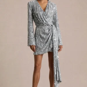 Carmina | Vestido Corto Cruzado de Lentejuelas Plateadas con Escote en V y Detalle de Fajín