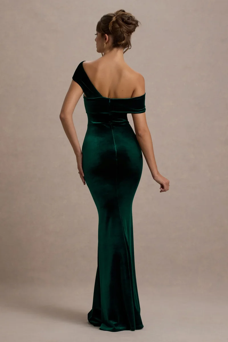 Candela |Vestido largo de Terciopelo verde botella con Escote Bardot Asimétrico - Imagen 3