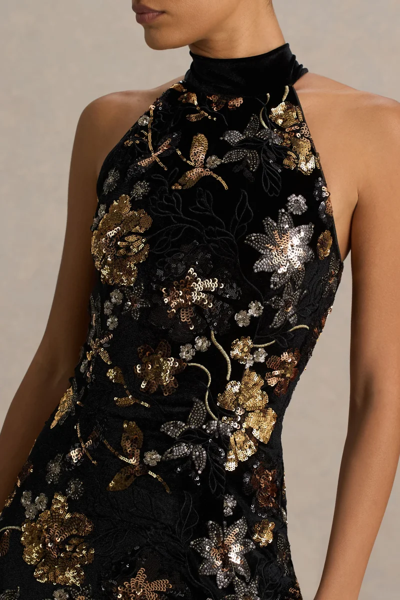 Tate | Vestido Largo de Terciopelo Negro con Escote Halter y Lentejuelas Florales en Bronce - Imagen 4
