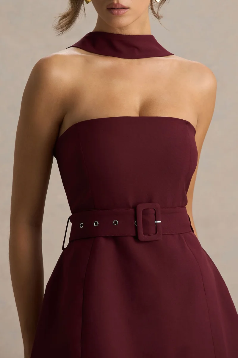 Timberly | Vestido corto en burdeos de cuello alto y corte entallado - Imagen 6