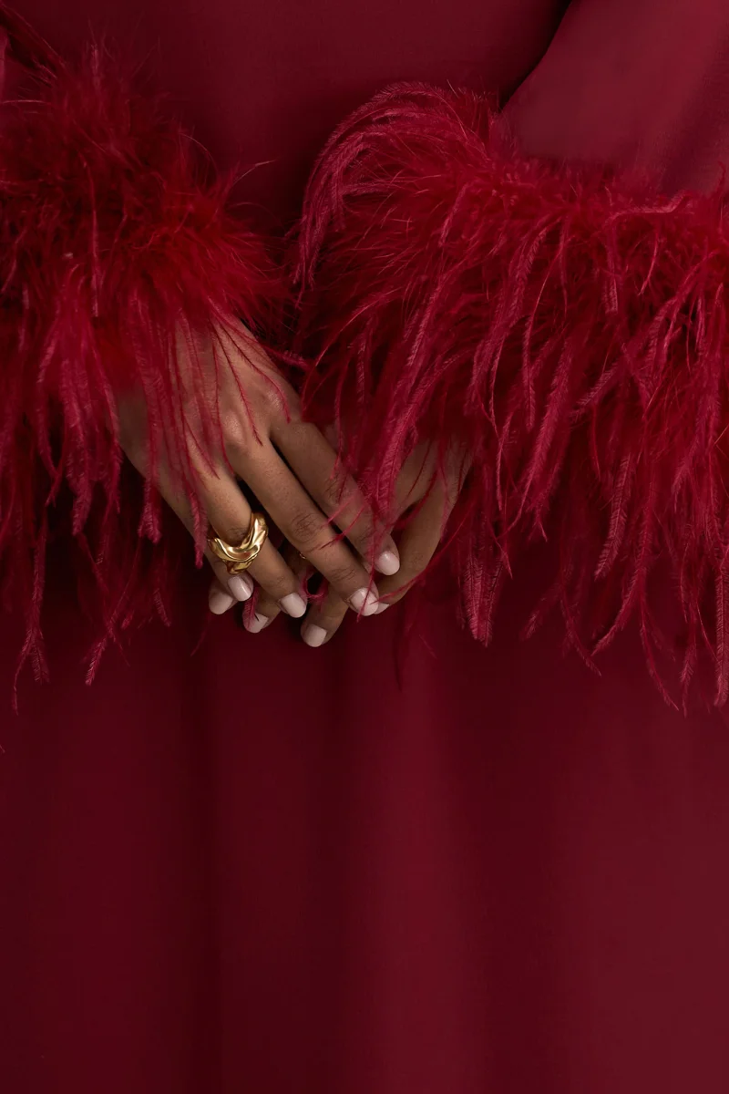 Adella | Vestido Largo de Satén Burdeos con Detalle de Plumas - Imagen 4
