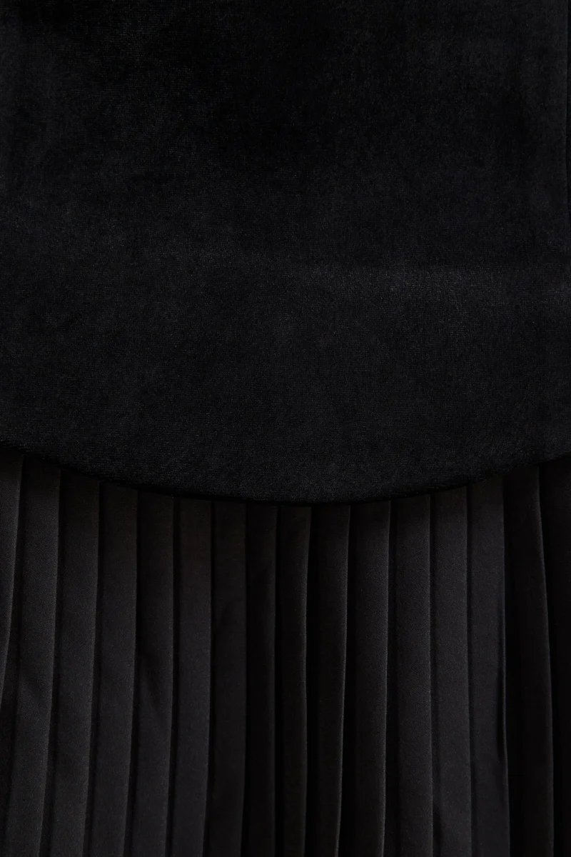 Valentina | Vestido corto de terciopelo negro con escote bandeau y falda plisada - Imagen 8