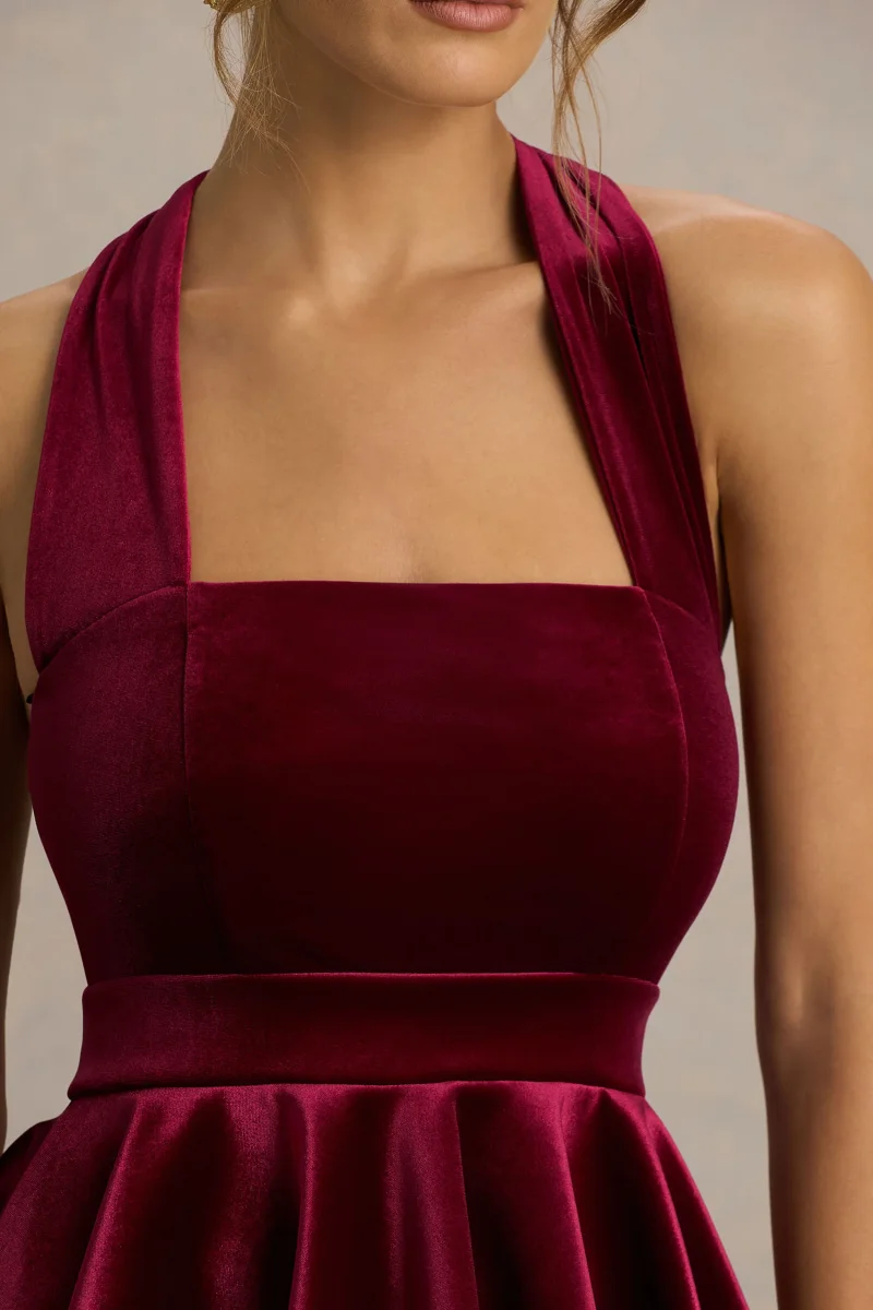 Mirage | Vestido Corto de Terciopelo Burdeos con Escote Halter y Falda Skater - Imagen 4