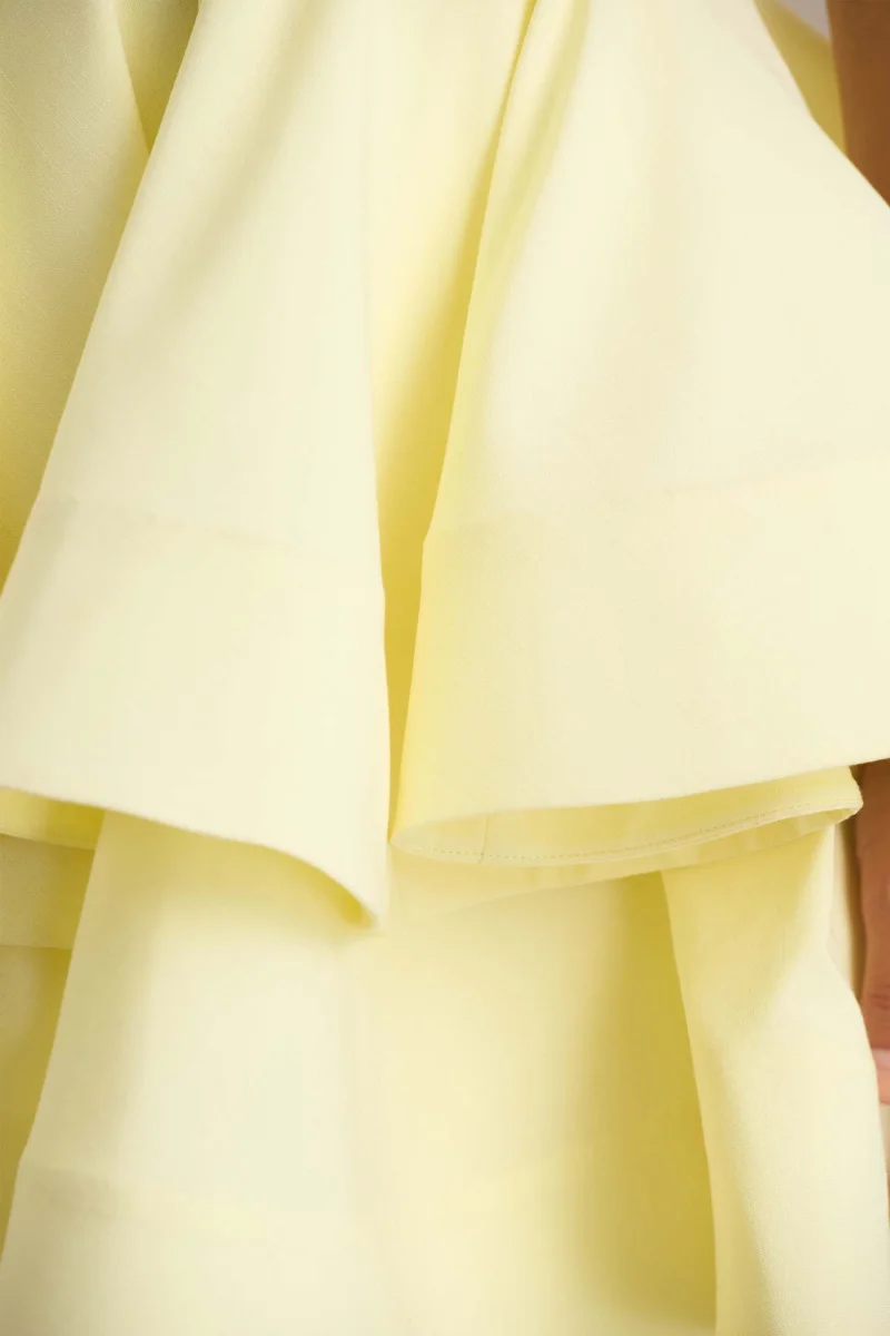 Flavia | Vestido corto amarillo con escote pronunciado y falda de volantes - Imagen 8