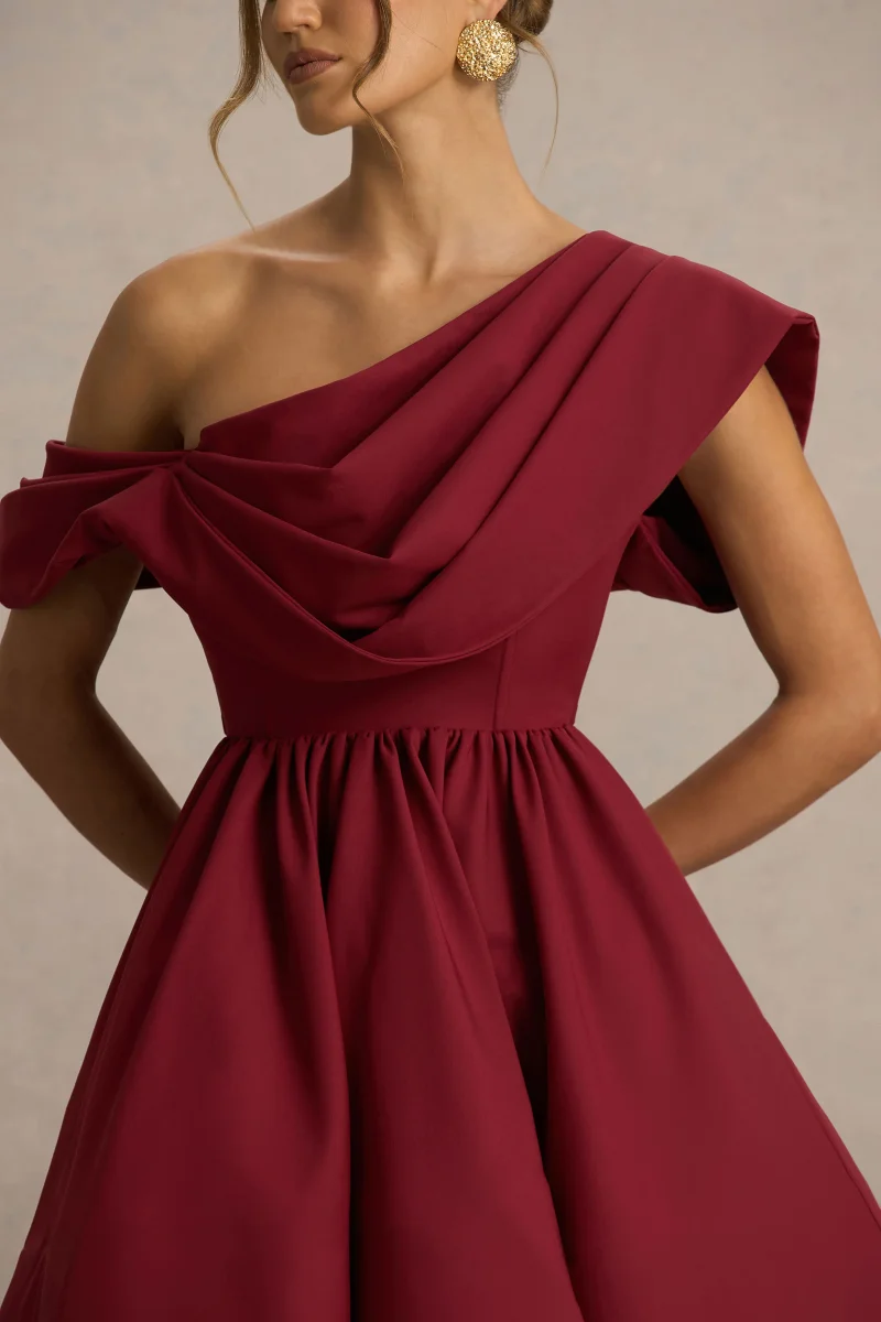 Verona | Vestido corto skater burdeos con escote asimétrico drapeado - Imagen 4