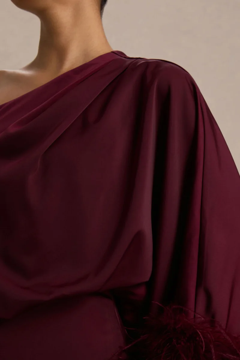Felicity | Vestido Largo Burdeos de Satén con Escote Asimétrico, Plumas y Detalles Fruncidos - Imagen 4