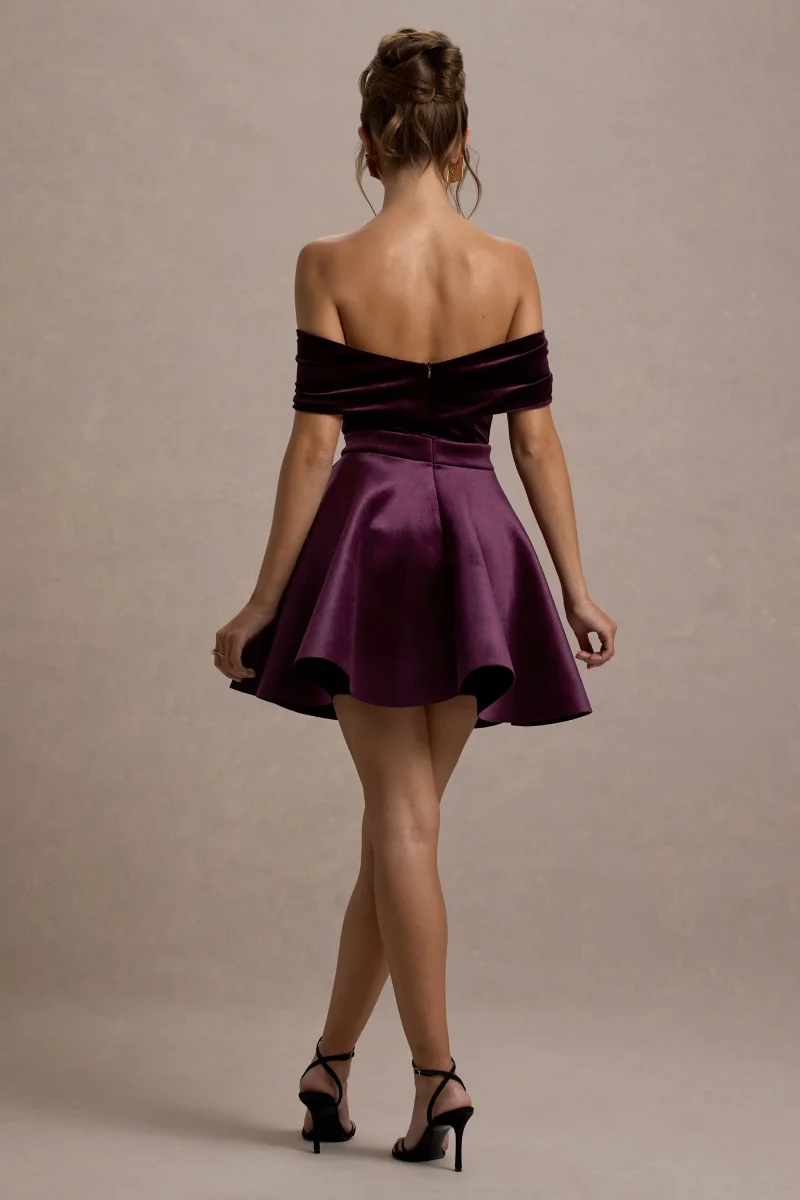 Dede | Vestido corto de terciopelo con escote bardot en color burdeos oscuro - Imagen 3