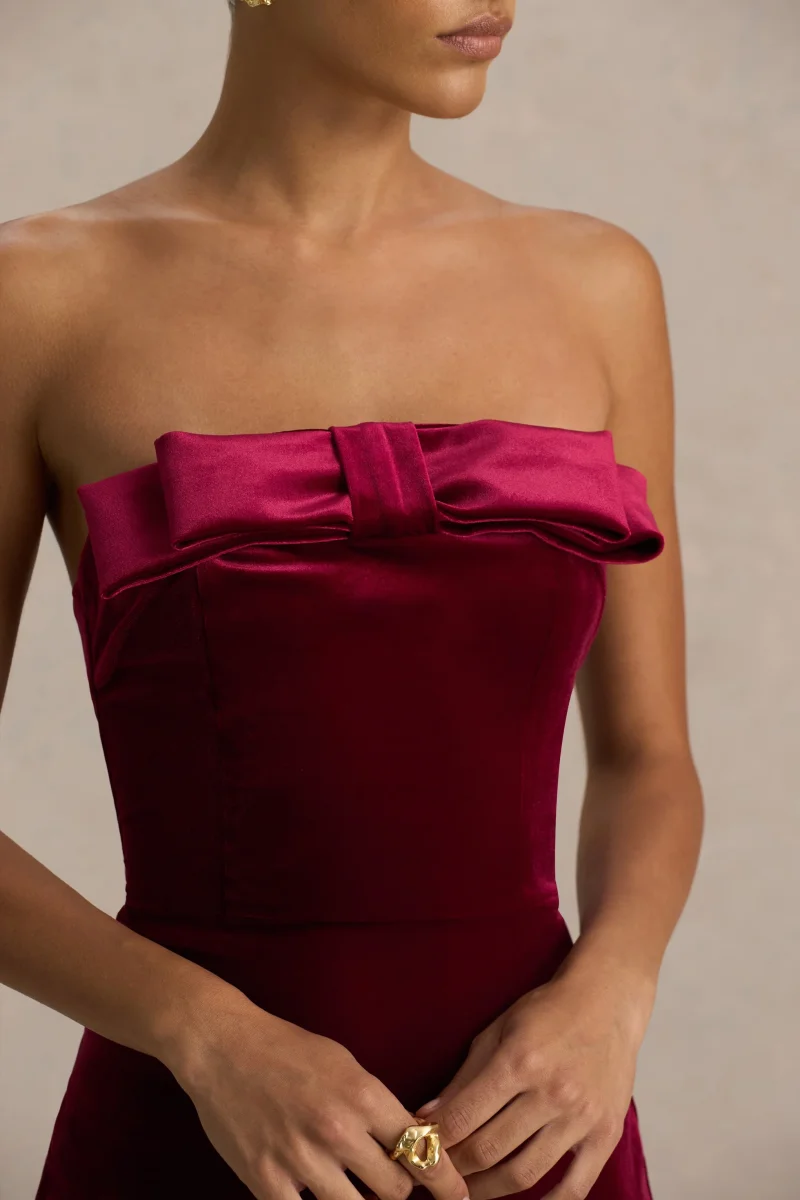 Illusion | Vestido Largo Burdeos De Terciopelo Con Escote Bandeau Y Lazo - Imagen 4