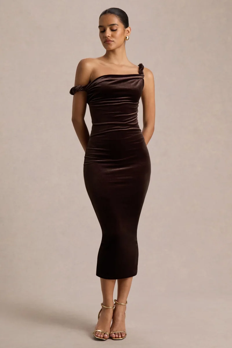 Carella | Vestido Midi Asimétrico de Terciopelo Marrón con Retorcido - Imagen 4
