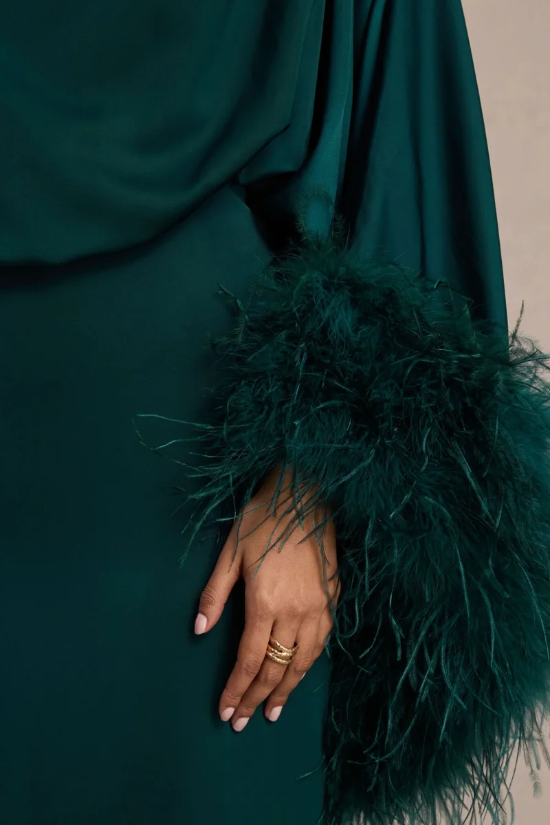 Felicity | Vestido Largo Verde Azulado de Satén con Escote Asimétrico, Plumas y Detalles Fruncidos - Imagen 7