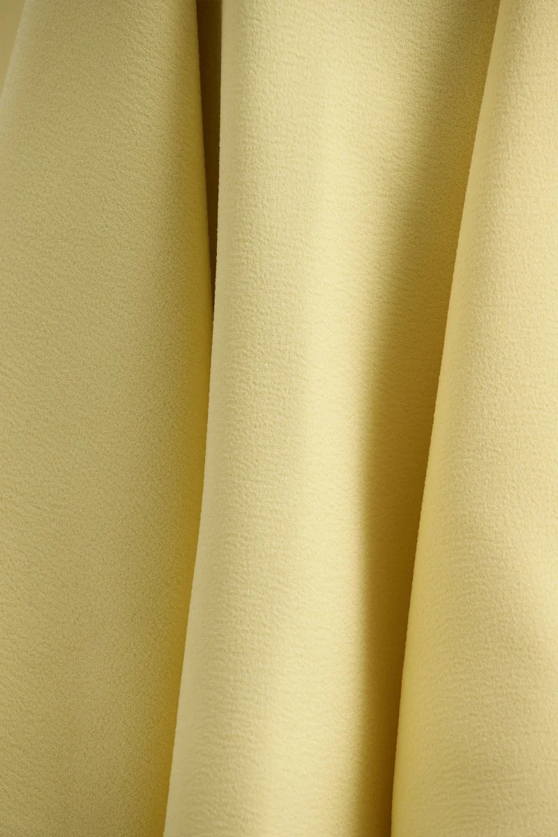 Gabrielle | Vestido corto amarillo limón de cuello alto con detalle fruncido - Imagen 7