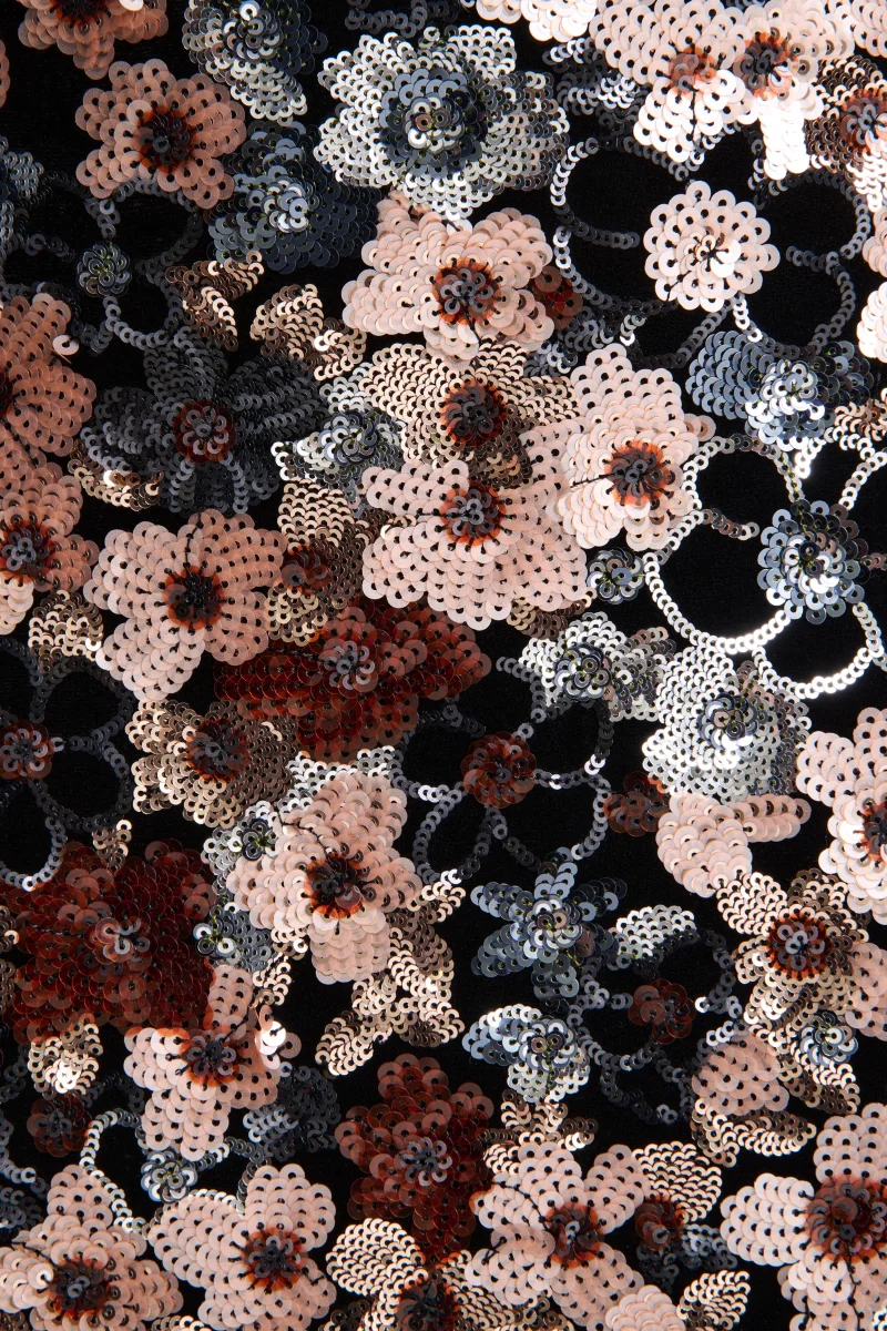 Electric | Vestido Largo de Terciopelo Negro con Lentejuelas Florales y Escote Asimétrico - Imagen 8
