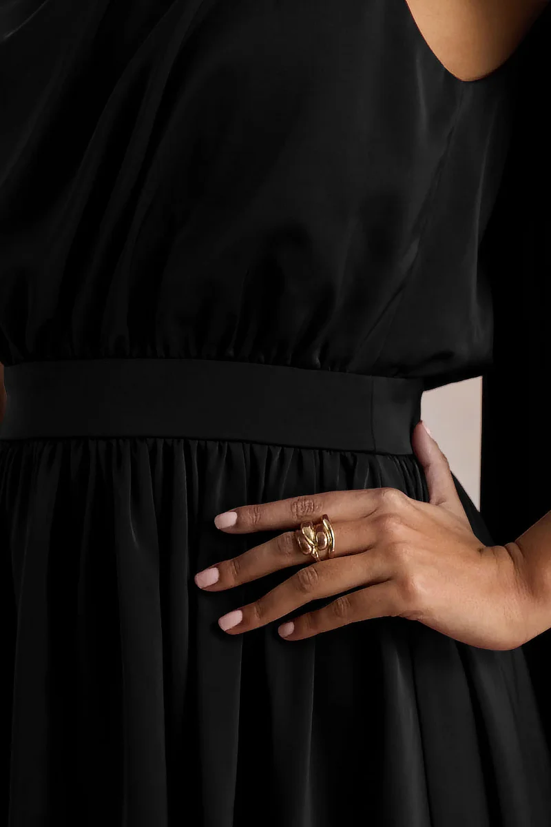 Caluna | Vestido Midi de satén negro con escote asimétrico y detalle tipo bufanda - Imagen 7