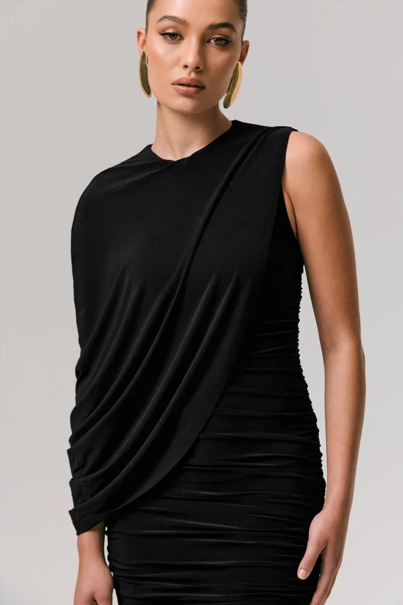 Fortuna | Vestido negro corto y una manga larga tipo capa - Imagen 7