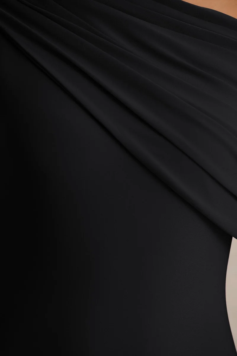 Zendaya | Vestido Largo Negro con Escote Asimétrico Cola de Pez y Detalle de Capa - Imagen 7