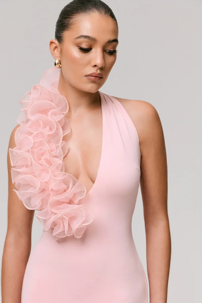 Harriet | Vestido largo rosa con escote pronunciado y detalle floral lateral - Imagen 6