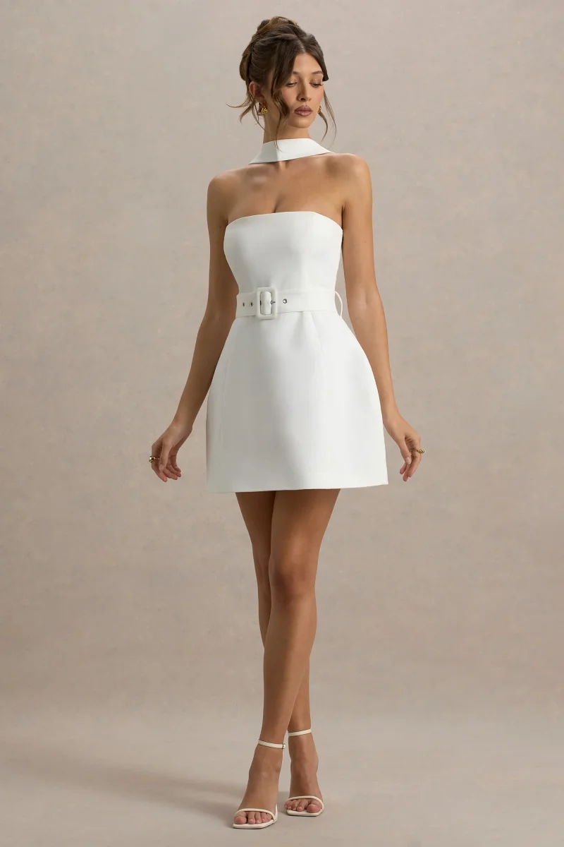 Timberly | Vestido corto blanco con escote bandeau y detalle de cinturón y choker - Imagen 6